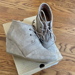Tom’s desert wedge - taupe suede size 7